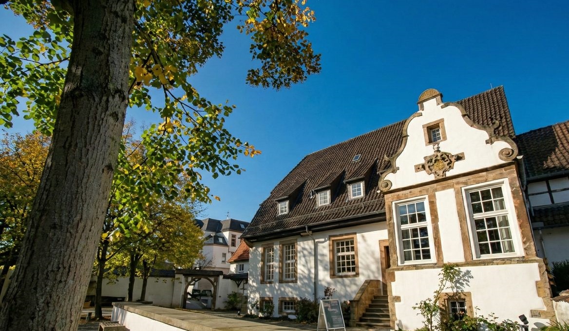 Waldhof Bielefeld Seitenansicht im Herbst